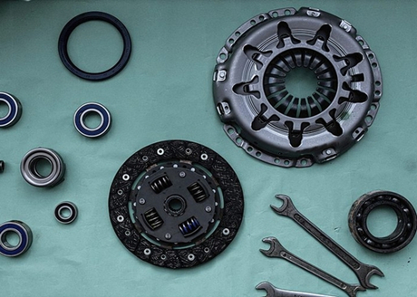 ¿Por qué diferentes marcas de coches pueden usar las mismas piezas?