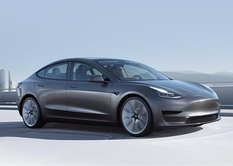 ¡El tablero del Tesla Model Y indica un problema con el líquido de frenos!