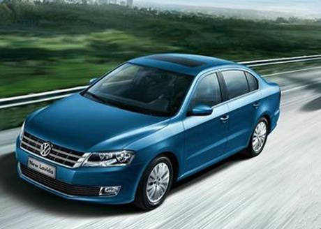 ¿Cuál es el estado del interior del parachoques delantero del Volkswagen Lavida?